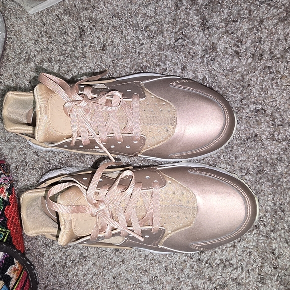Nike Air Huarache Run
Rose Gold - Picture 2 of 5